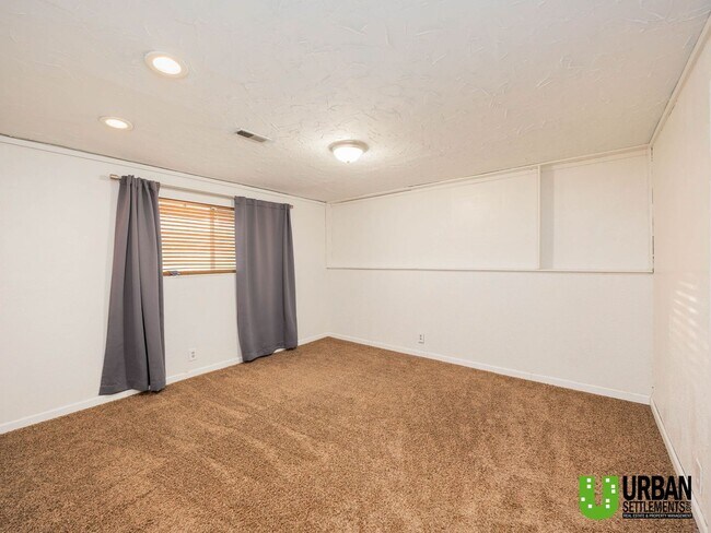 Building Photo - 4 bedroom 2 bath room house for rent in So...