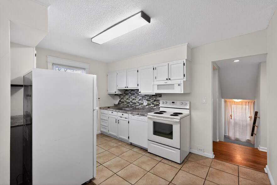 Building Photo - 8 E Marthart Ave