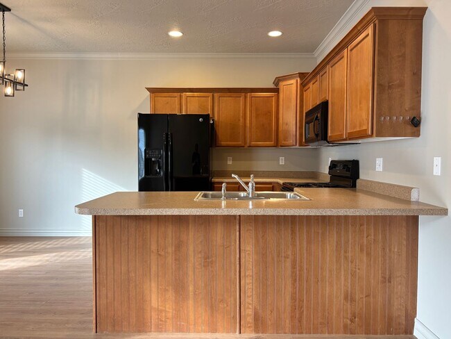 Building Photo - Lovely Townhome at Cottages on Ninth!