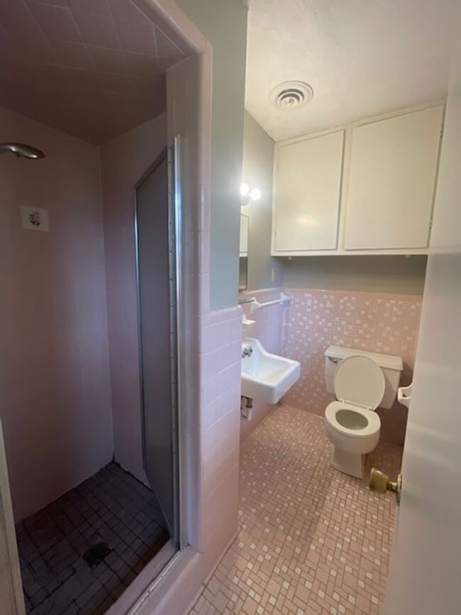 Building Photo - Renovated 3 Bedroom 2 Bath Home for Rent with 2 Car Garage!