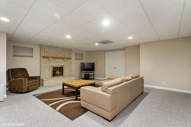 Building Photo - 8840 Royal Dr