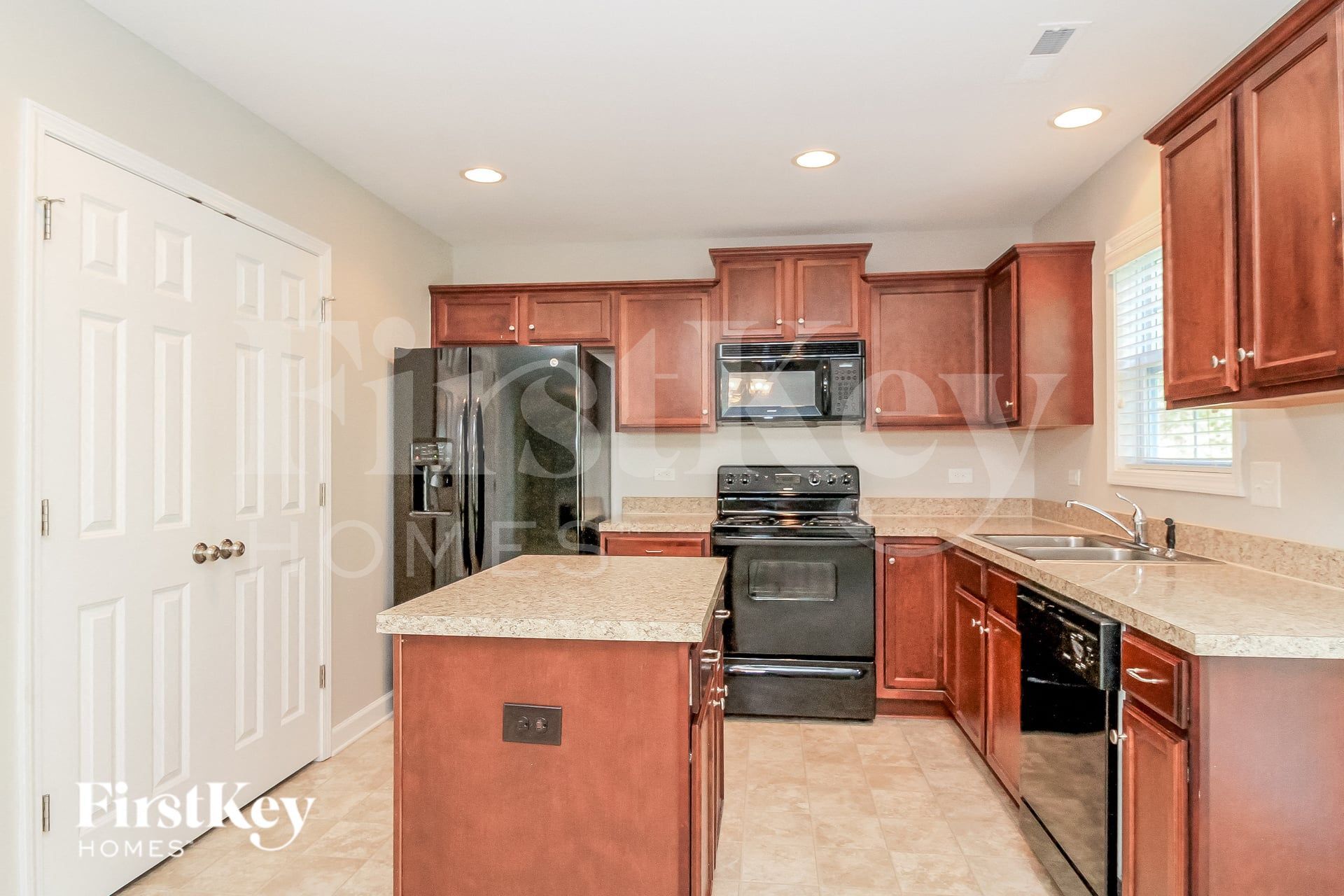 Building Photo - 1647 Crestlawn Tl
