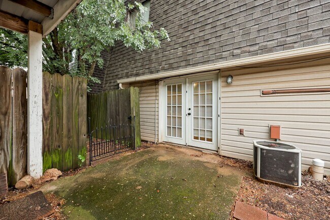 Building Photo - Cute Townhouse in the Heart of Norman, just minutes from OU!