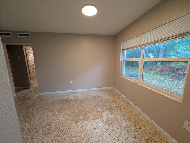 Building Photo - 208 Oakwood Dr