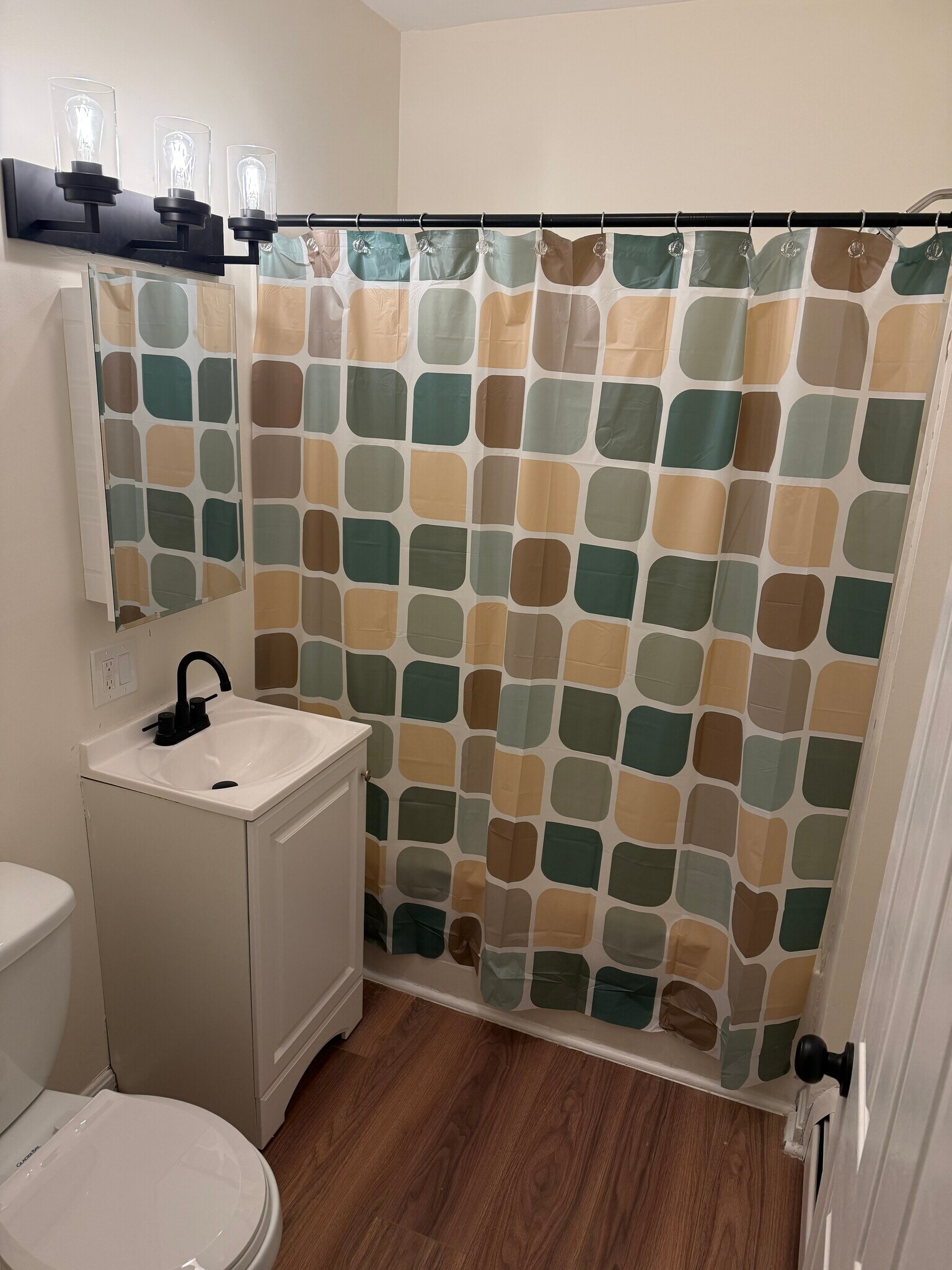 Bathroom not staged - 72 Darling St