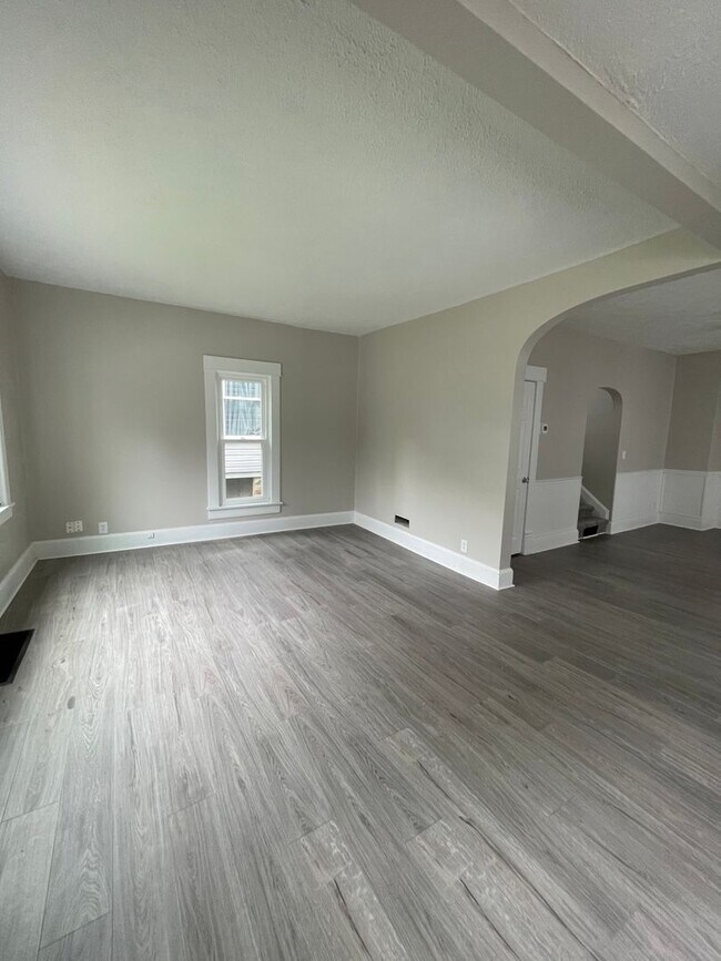 Building Photo - Three Bedroom House