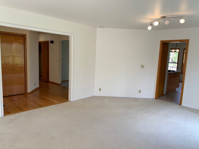 Building Photo - Well maintained 3 bed 2 bath rambler home in quiet Zenith neighborhood in Des Moines