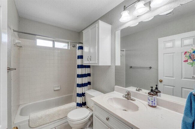 Building Photo - 203 Pin Oak Dr