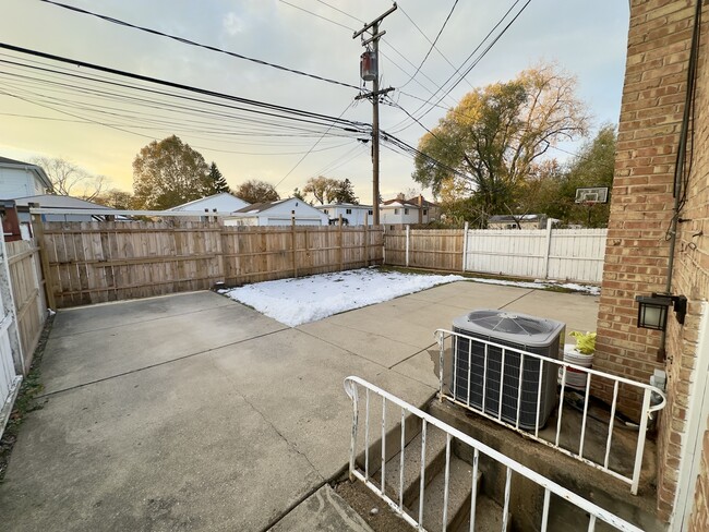 Building Photo - 9910 Crawford Ave