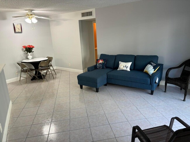 Building Photo - 7523 S Oriole Blvd