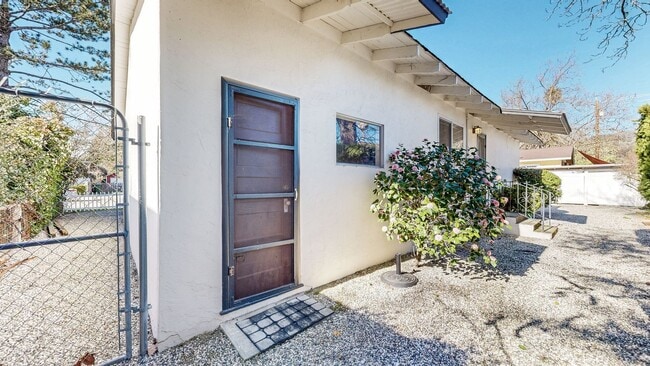 Building Photo - Delightful 2 Bedroom 1 Bath Unit with 1 Car Garage