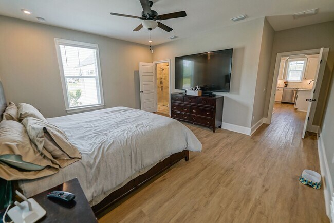 Building Photo - Available end of January in beautiful Summ...