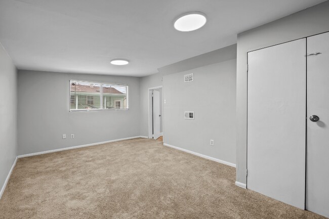 Building Photo - 4570 W Center Ave