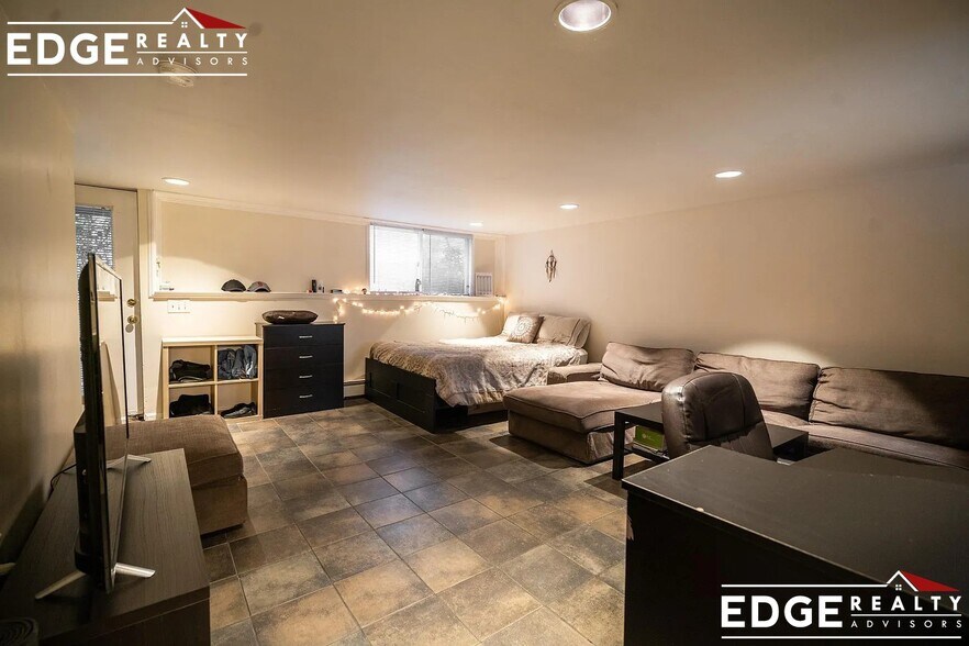 Building Photo - 2 Hingham St