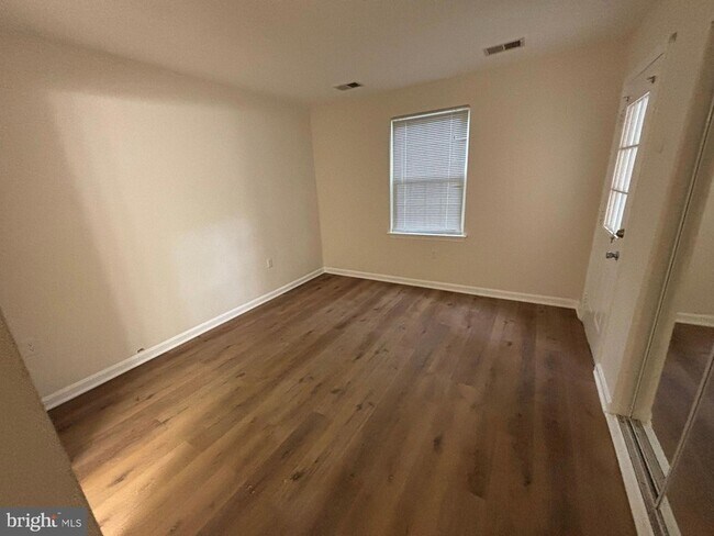 Building Photo - 18318 Streamside Dr