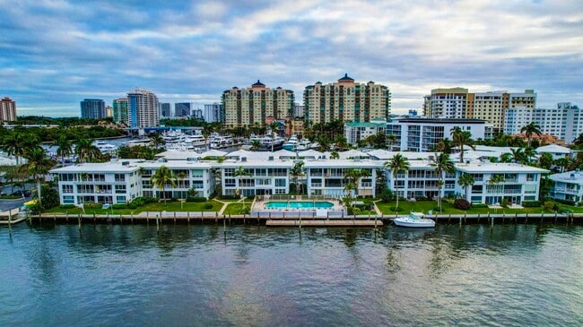 Building Photo - 2727 Yacht Club Blvd