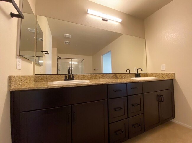 Building Photo - 4 BED 3 BATH Townhome, 1 LOFT, 2 GARAGES, GATED!