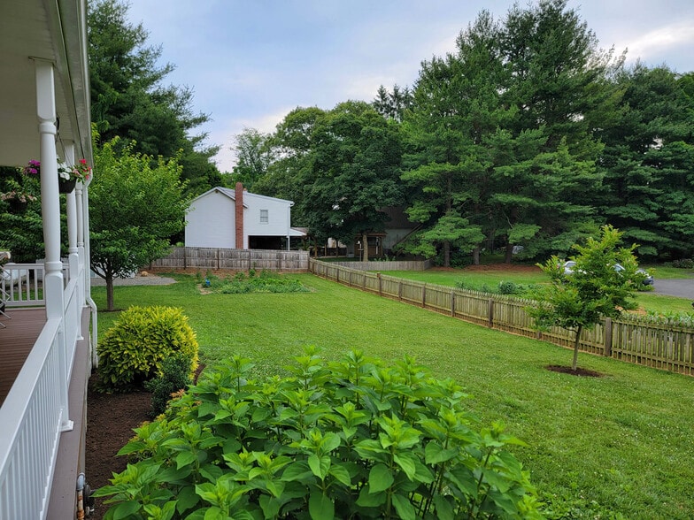 Building Photo - 557 Pitney Rd