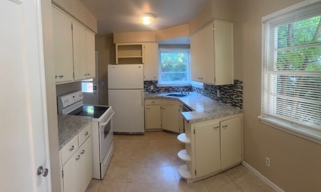 Building Photo - Comstock 3Bed/2bath Bungalow #1555