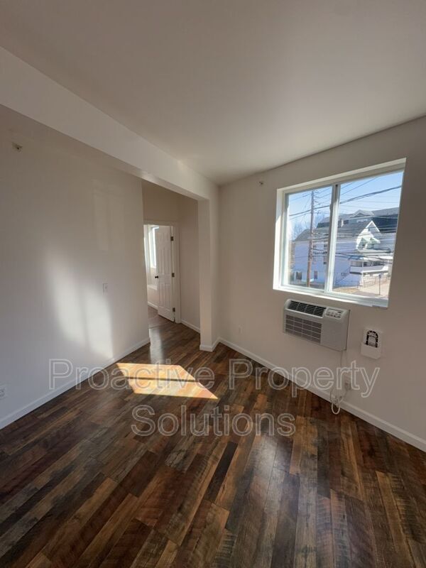 Building Photo - 730 N Main St