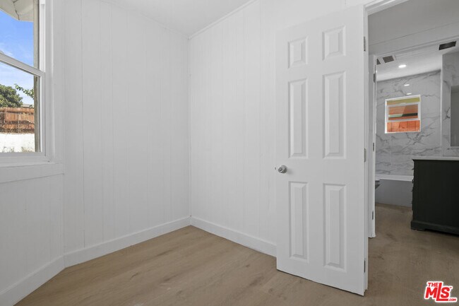Building Photo - 934 S Mott St