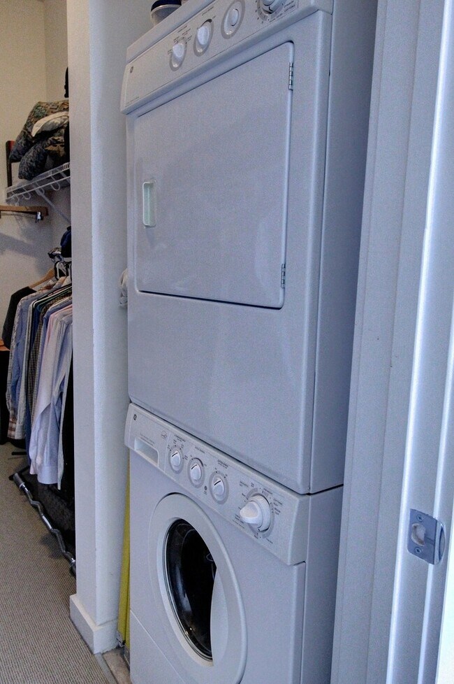 Building Photo - Downtown Durham 1bd/1ba Corner-Unit Condo with On-Site Personal 1-Car Garage!