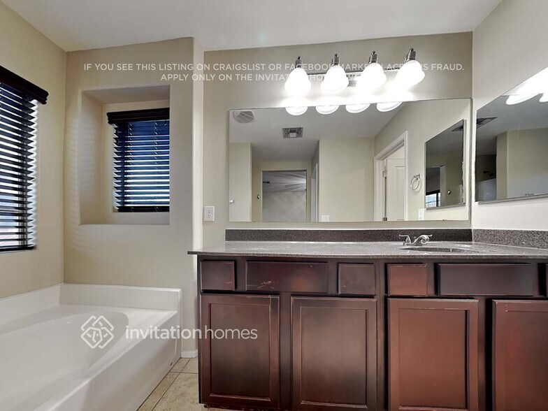 Building Photo - 3926 S Napa Ln