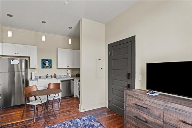 Building Photo - 127 W Evans St