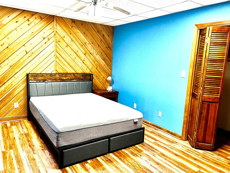 Building Photo - 1000 University Center Ln