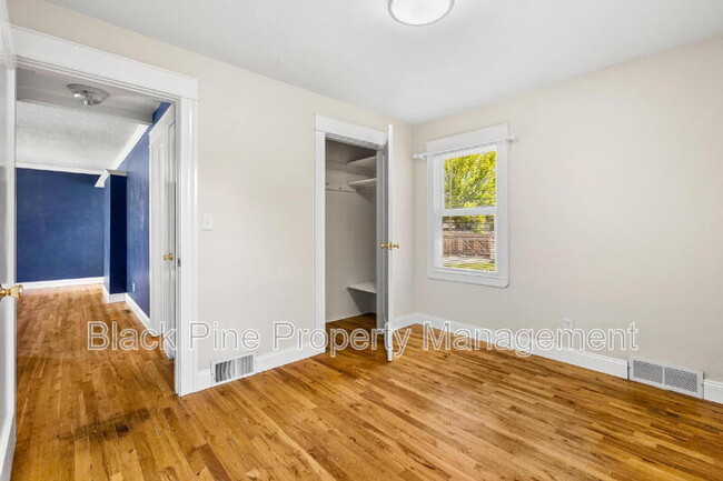 Building Photo - 221 W Elm St