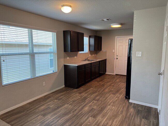 Building Photo - CUTE ONE STORY HOME FEATURING 3 BEDROOMS /...