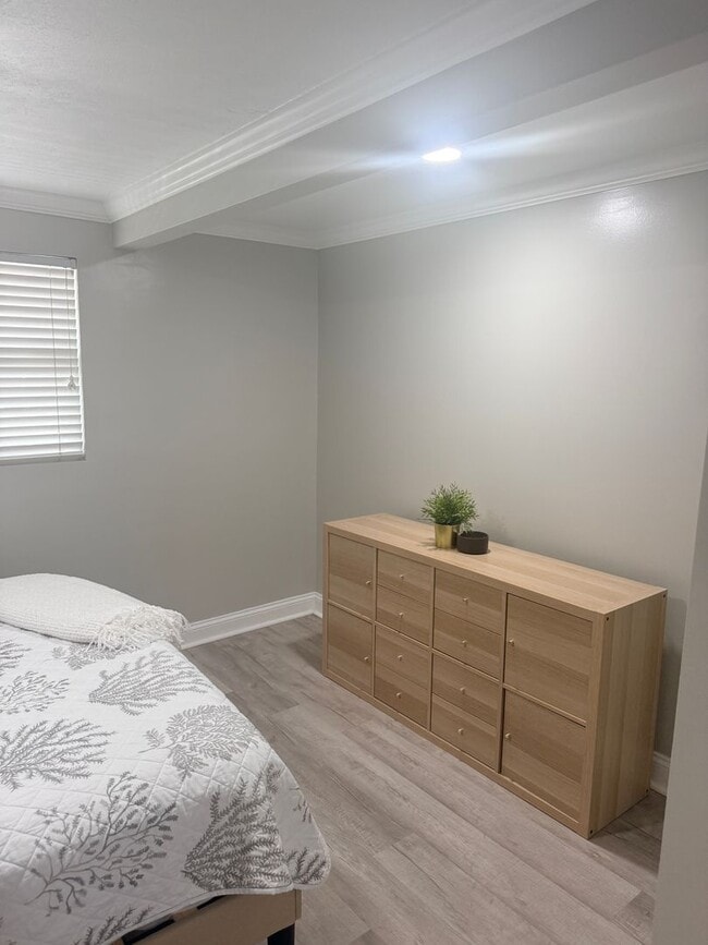 Building Photo - Close to the Beach