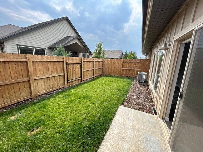Building Photo - 2 Primary Bedroom Suites / 2.5 Bathroom Townhouse in Redmond OR