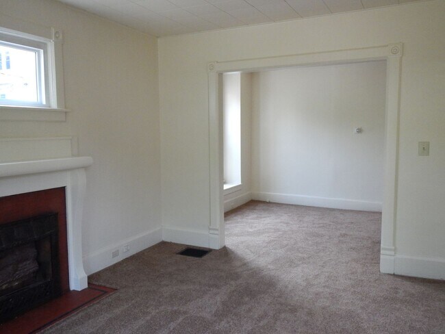Building Photo - Bright  Second Floor Flat Around Corner Fr...