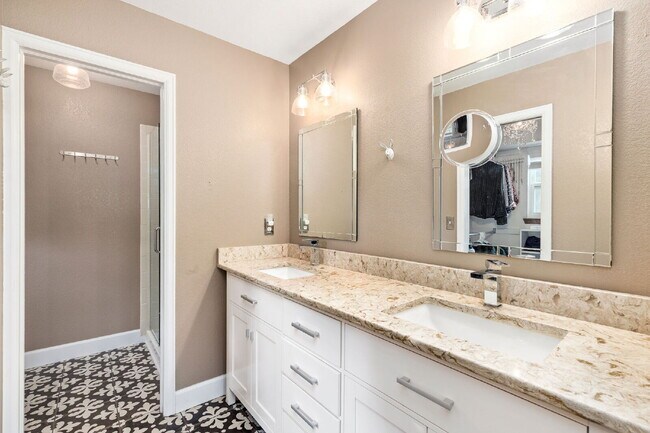 Building Photo - "Charming 3-Bedroom Home with 2.5 Baths in...