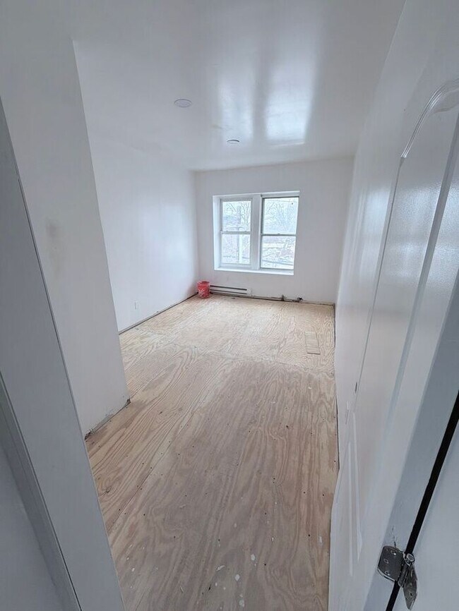 Building Photo - Inspected and Approved 3 Bedroom 1 Bath w PARKING & Appliances