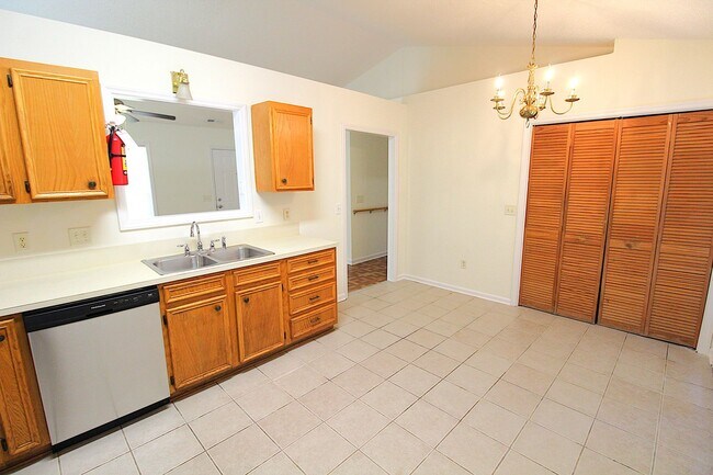 Building Photo - 3 Bedroom Home in Monroe!