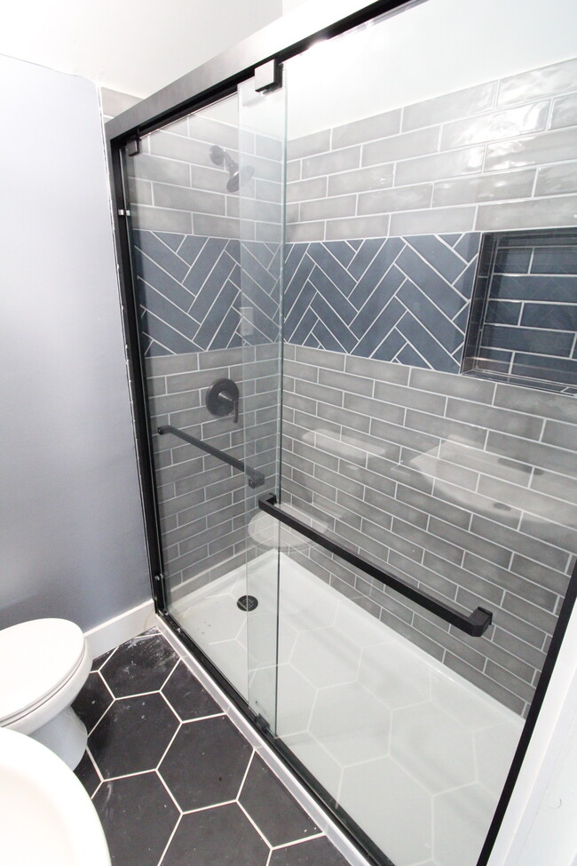 Full Bath - Level 3 - 1249 E Long St