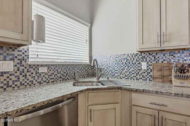 Building Photo - 3853 Loma Brisa Dr