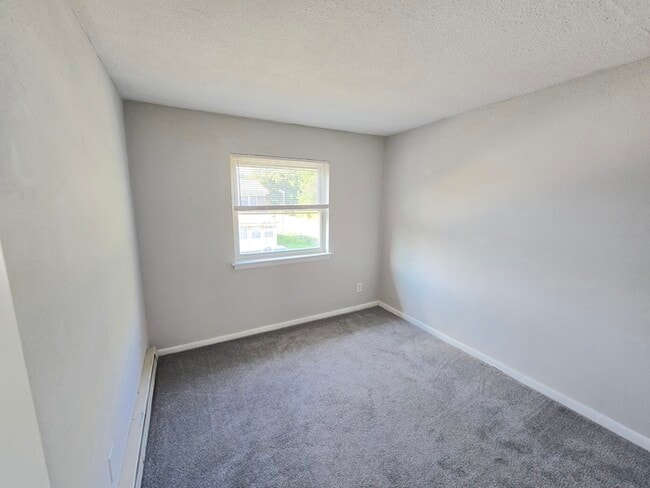 Building Photo - BEAUTIFUL TWO BEDROOM 1.5 BATHROOM APARTME...