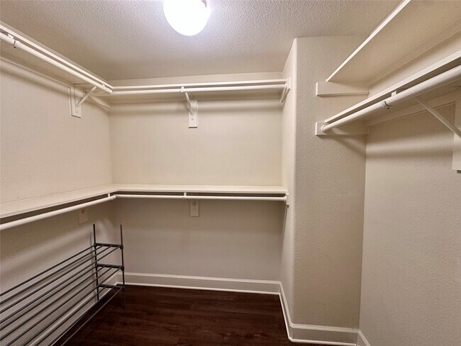 Building Photo - 1602 Elgin St