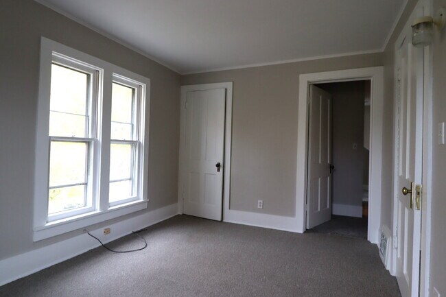 Building Photo - Large Updated 4 Bedroom Single Family Home