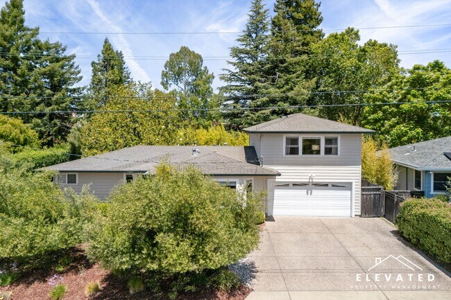 Building Photo - 935 Norlee St