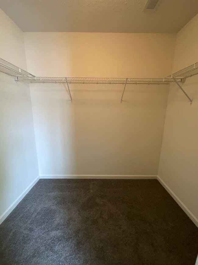 Building Photo - Charming 3 bedroom/2.5 bathroom End Unit i...