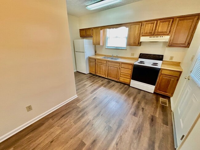 Building Photo - 2 Bedroom Duplex within walking distance o...