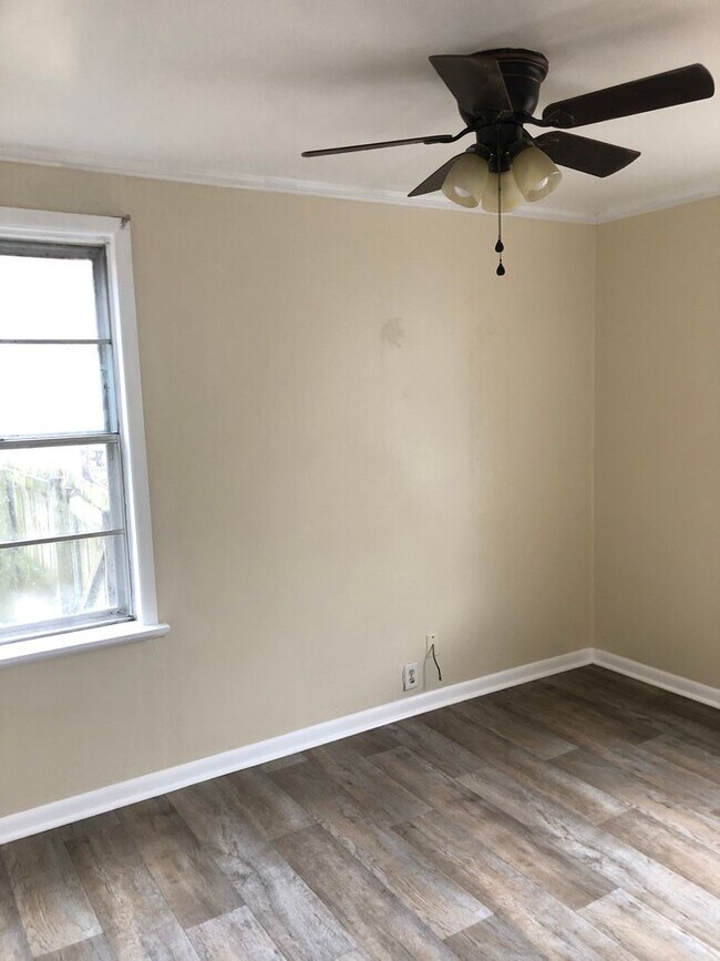 Building Photo - 3 bedroom 1.5 Bathroom