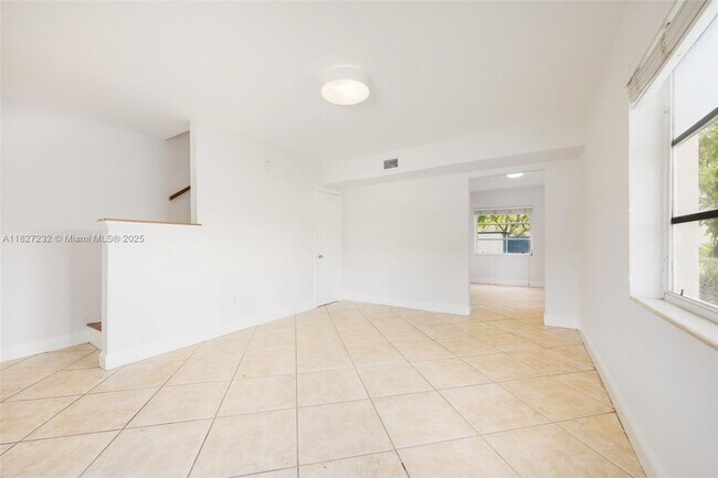 Building Photo - 2332 SW 26th Ln