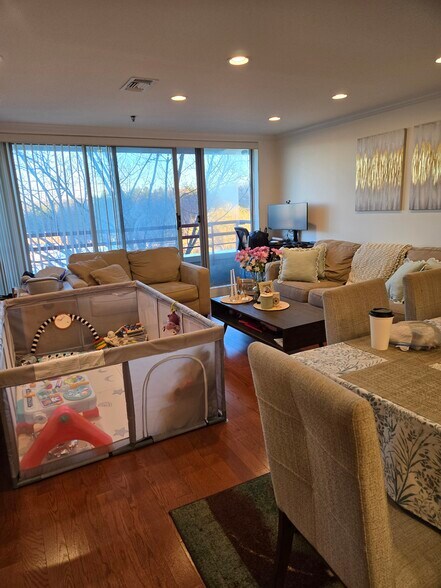 Building Photo - 193 Oak St