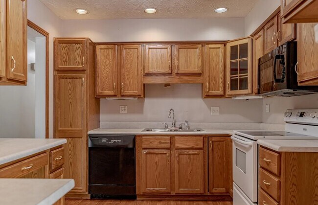 Building Photo - El Rancho