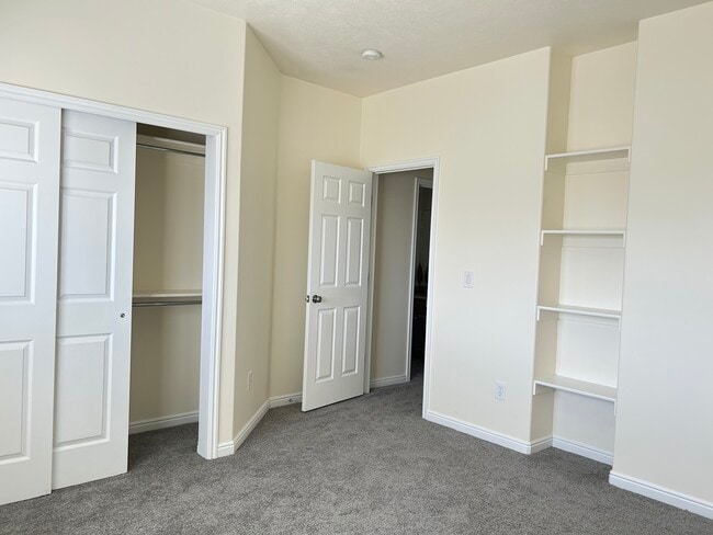 Building Photo - 5665 Piney View Ct